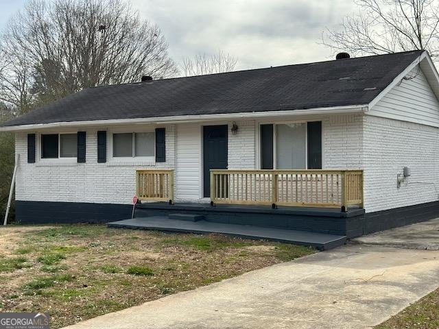 ranch-style home featuring covered porch