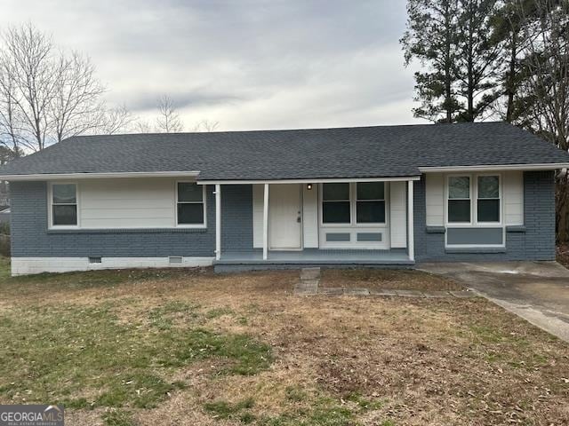 single story home with a front lawn