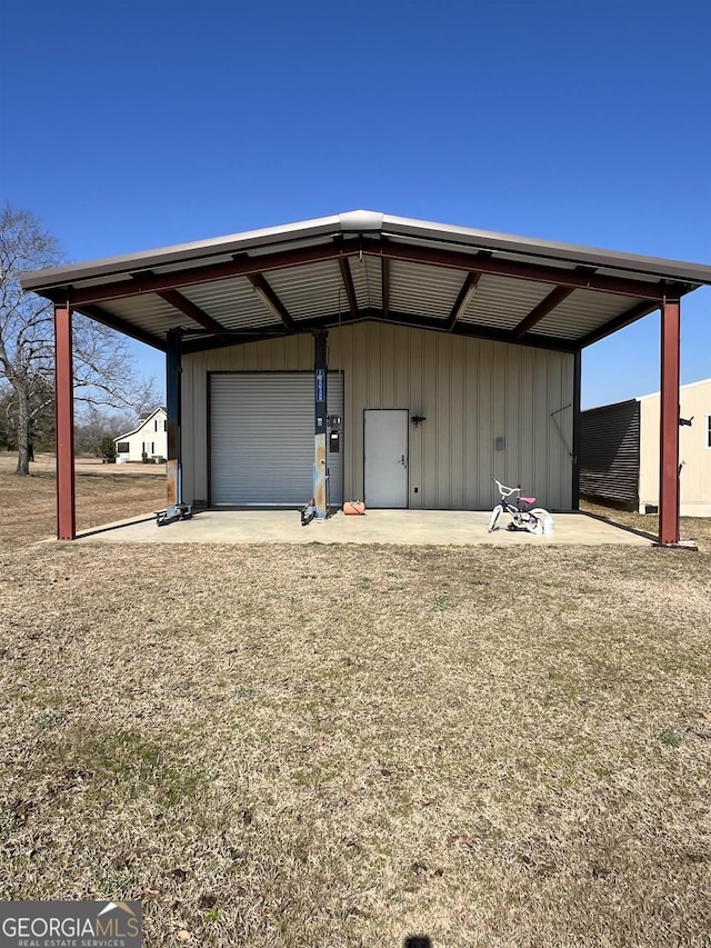 view of outdoor structure featuring a garage and a yard