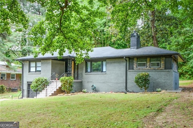 view of front facade with a front yard