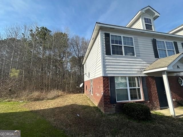 view of side of property featuring a lawn