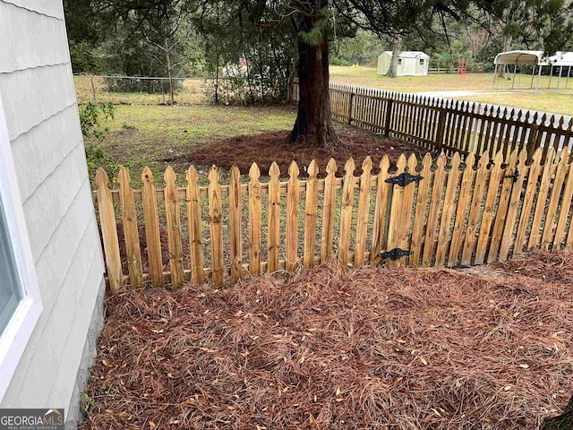 view of yard featuring a storage shed