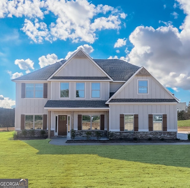 craftsman-style house featuring a front yard