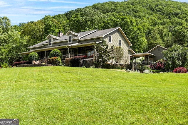 view of front facade with a front yard