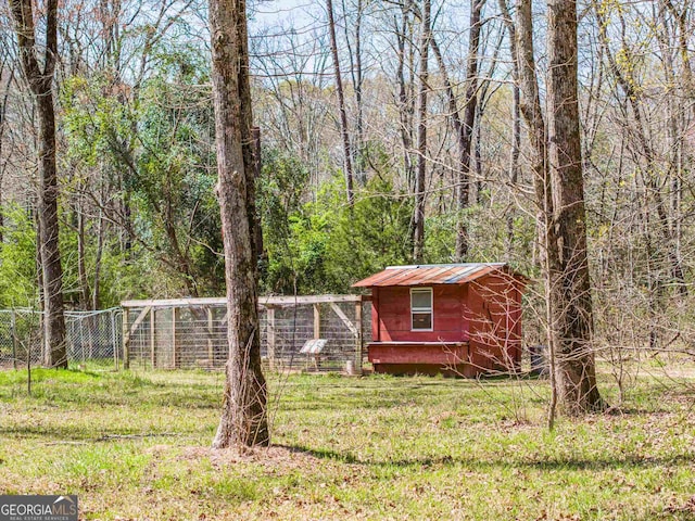 view of yard featuring a shed