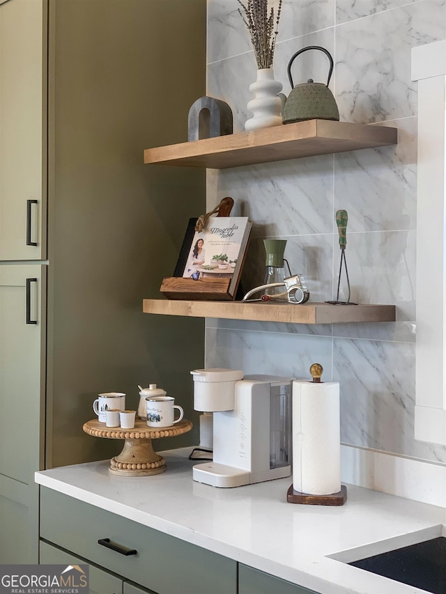 details featuring tasteful backsplash