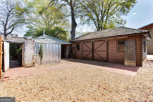 view of yard with a storage shed