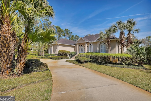 view of front of property featuring a front yard