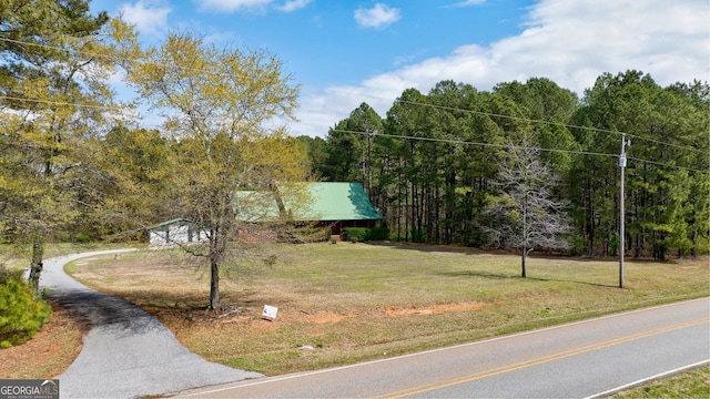 exterior space featuring a front yard