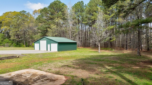 view of yard with an outdoor structure and a garage