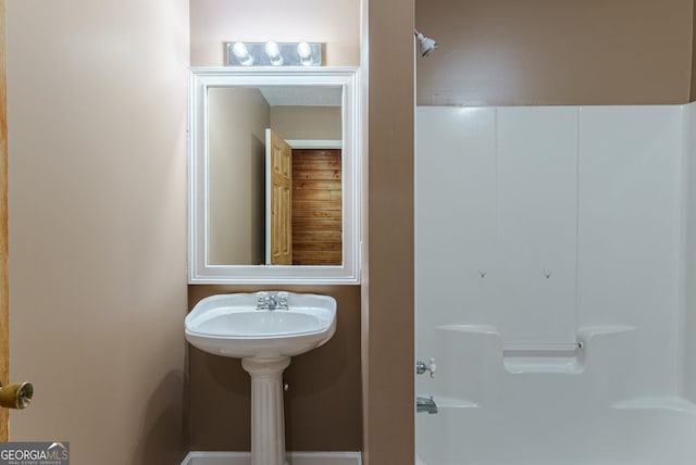 bathroom with bathtub / shower combination