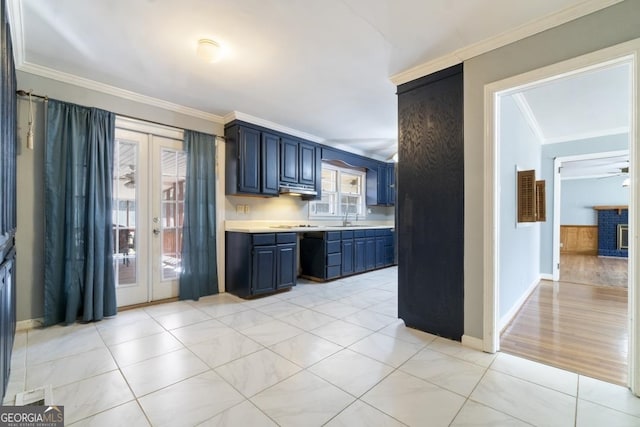 kitchen featuring blue cabinetry, light hardwood / wood-style floors, ornamental molding, and ceiling fan