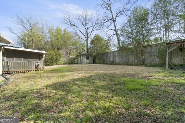 view of yard featuring an outdoor structure