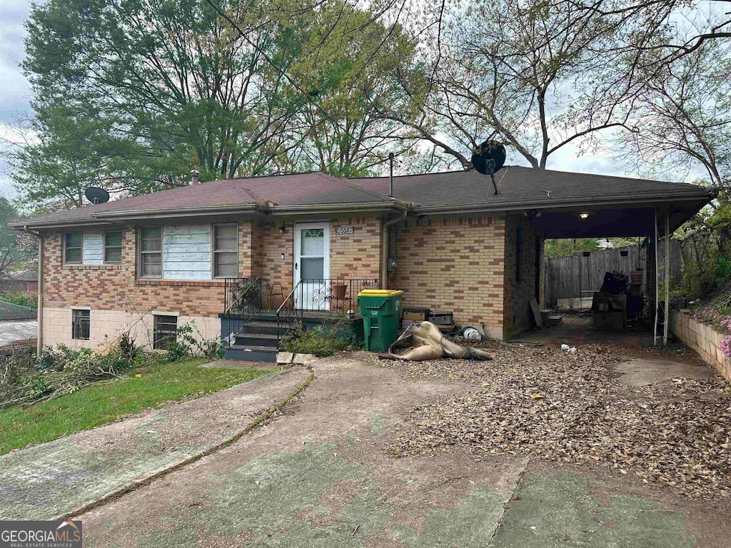 view of front facade featuring a carport