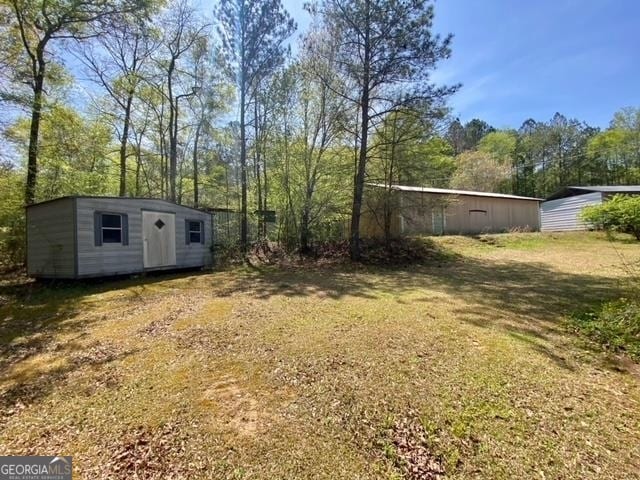 view of yard featuring a storage shed