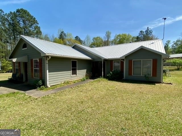 exterior space featuring a lawn