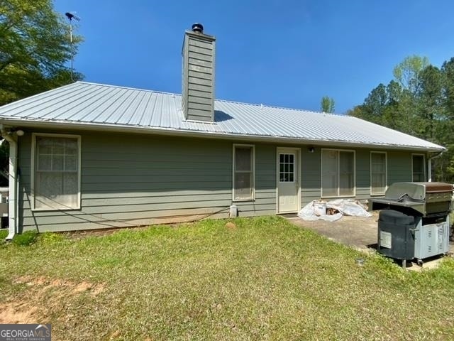 back of house featuring a yard