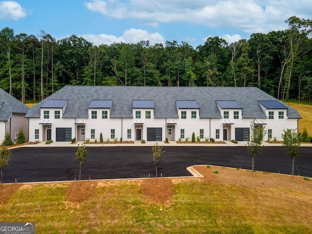 view of front of property featuring a front lawn