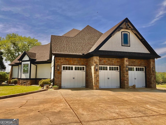 view of front facade featuring a front lawn and a garage