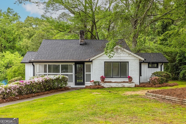 ranch-style house featuring a front yard