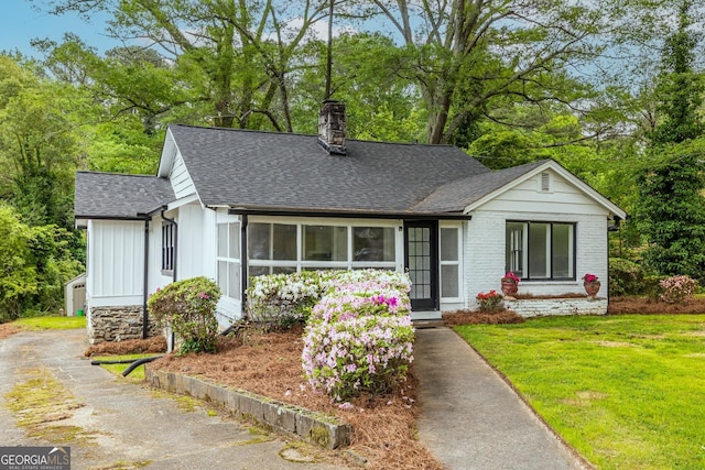 view of front facade featuring a front yard