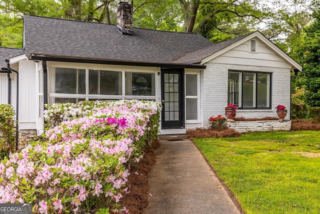 ranch-style house featuring a front yard