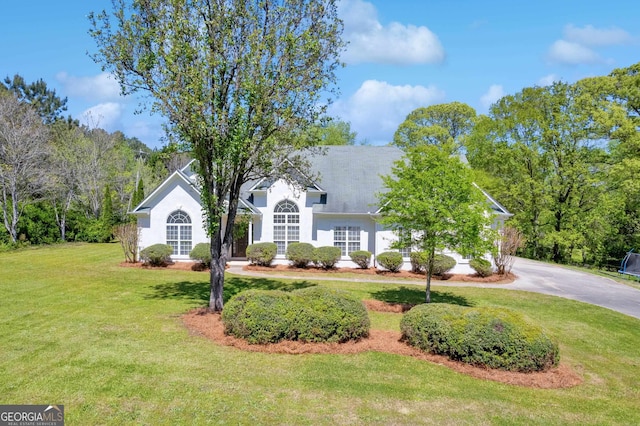 view of front facade featuring a front yard