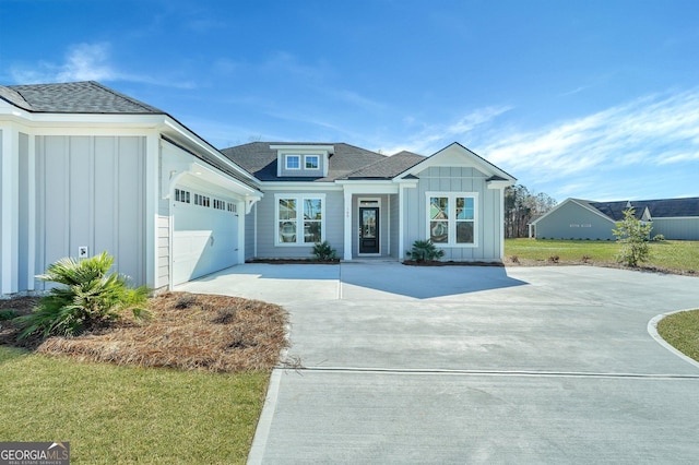 view of front facade with a garage and a front yard