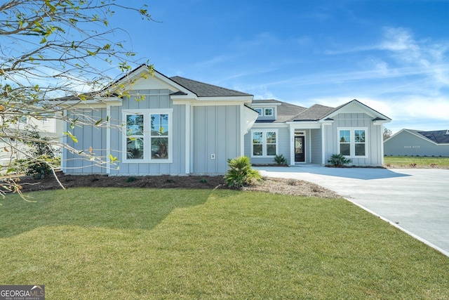 view of front of property with a front yard