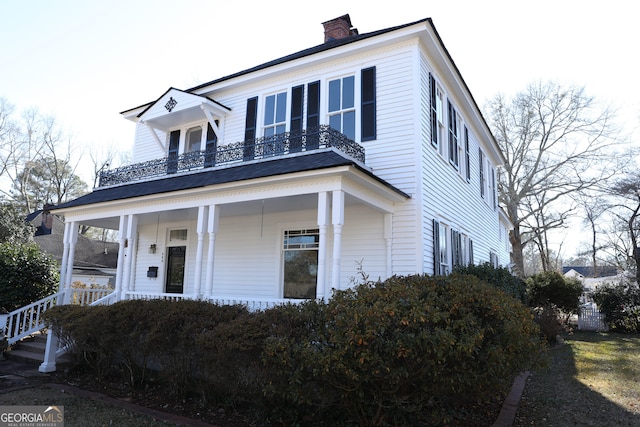 view of front of property featuring covered porch