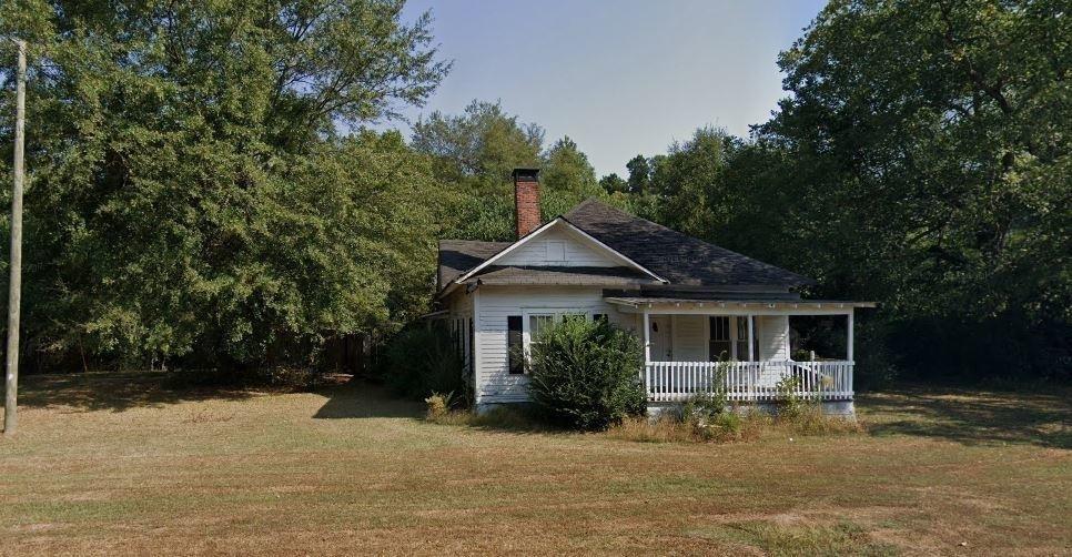 view of front facade with a porch and a front yard