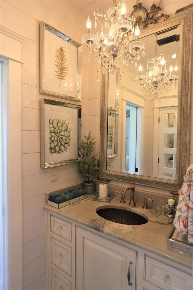 bathroom featuring a chandelier and vanity