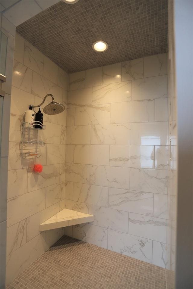 bathroom featuring a tile shower