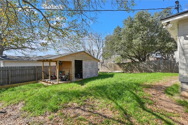 view of yard with a storage shed