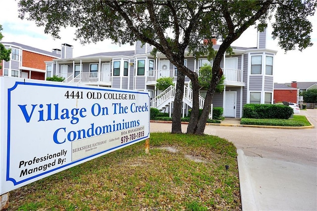 community sign featuring a residential view