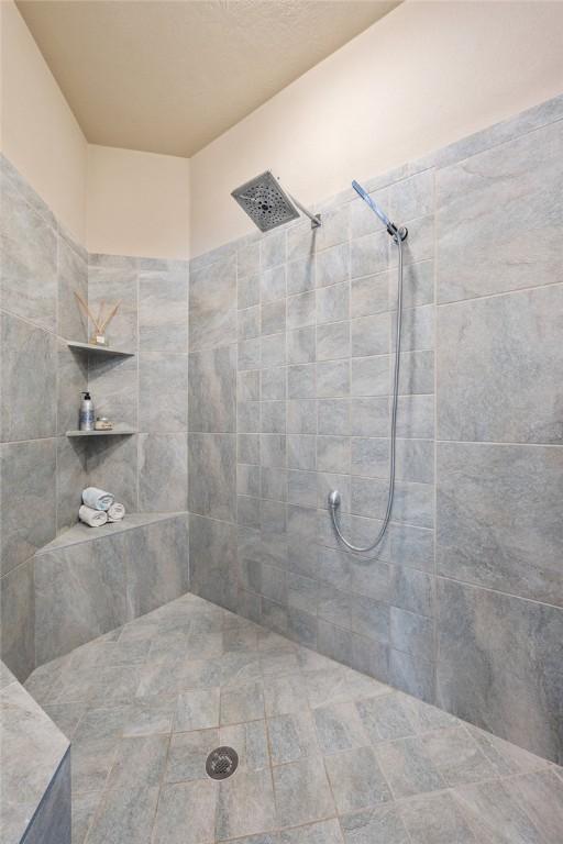 bathroom featuring tiled shower