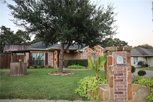 view of front of home featuring a front lawn