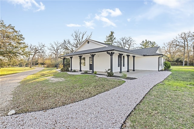 view of front of property featuring a porch and a front yard