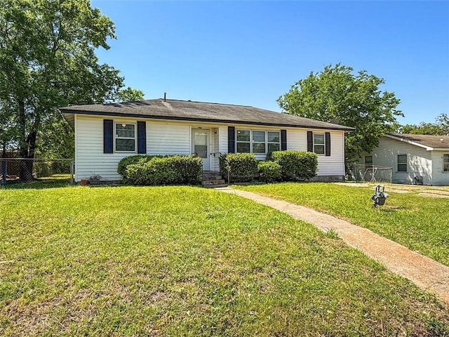 view of front facade featuring fence and a front lawn