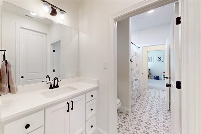 bathroom with a shower with curtain, toilet, baseboards, visible vents, and vanity
