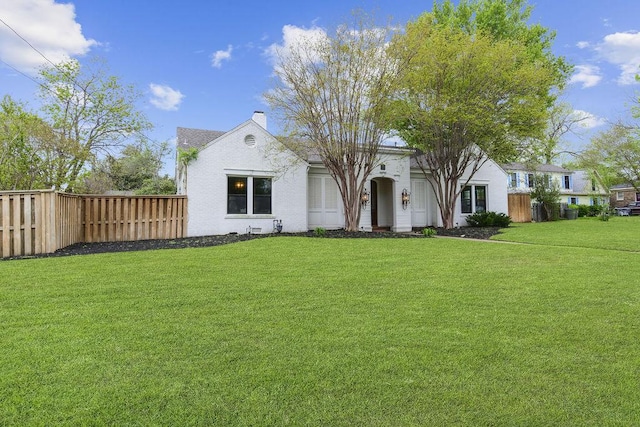 view of front of property featuring a front lawn