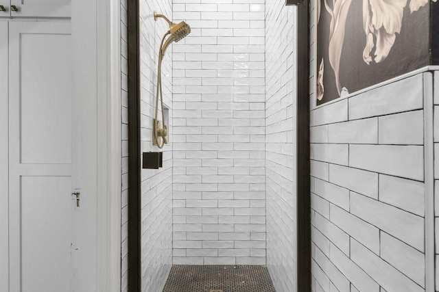 bathroom featuring a tile shower