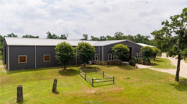 view of yard with an outbuilding