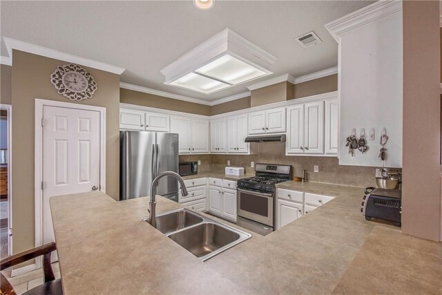 kitchen featuring visible vents, backsplash, under cabinet range hood, appliances with stainless steel finishes, and a sink