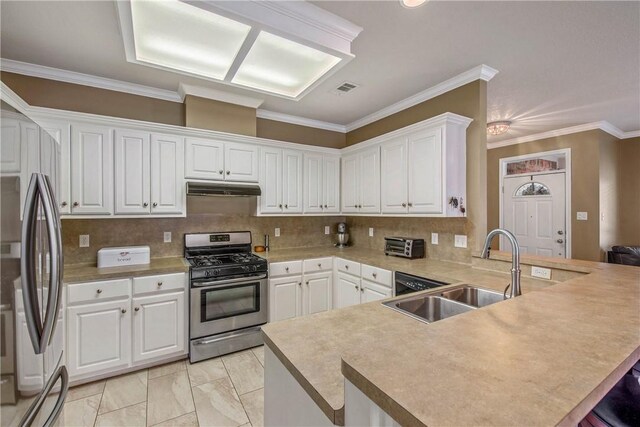 kitchen featuring visible vents, under cabinet range hood, a peninsula, stainless steel appliances, and a sink