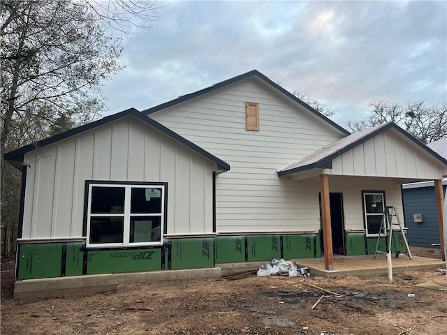 exterior space with a porch