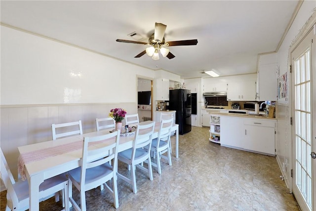 dining area with ceiling fan