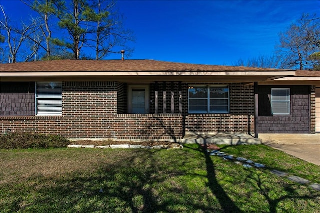 view of front of house featuring a front yard