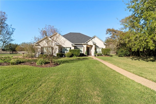 view of front of property featuring a front yard