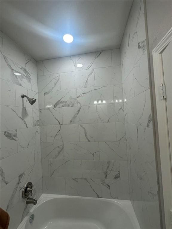 bathroom with tiled shower / bath